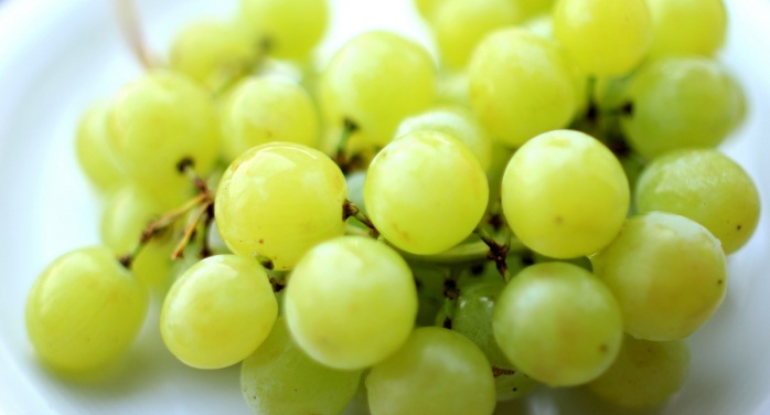 Inglesa no entendía por qué sus uvas pesaban tanto: Esto halló en el pote