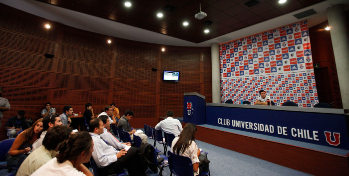 Cura colocolino realizó gestos obscenos en el centro deportivo de la “U”