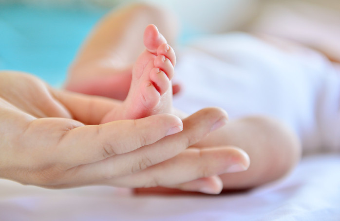 Bebé de oficial de la PDI nació en la carretera: Su esposa no aguantó hasta el hospital