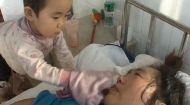 Niña de 3 años que cuida a su madre postrada en el hospital enternece la red