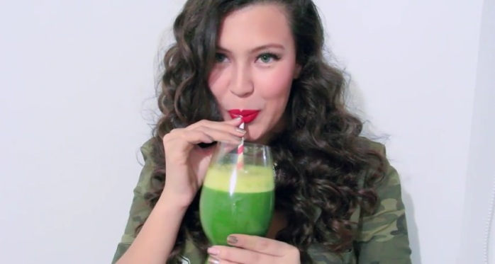 Con esta sana receta debutó Michelle Carvalho como youtuber: Jugo detox