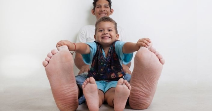La dura historia tras el hombre con los pies más grande del mundo: ¡Siguen creciendo!
