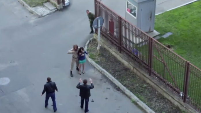 El insólito fail que ex soldado ruso protagonizó al intentar salvar a una rehén