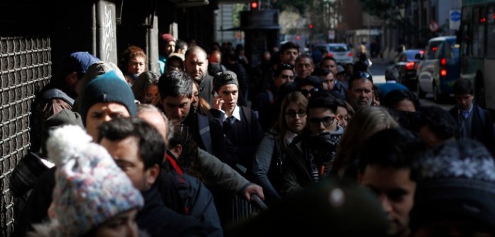 Peleas y agresiones marcan funcionamiento de oficina de urgencia del Registro Civil