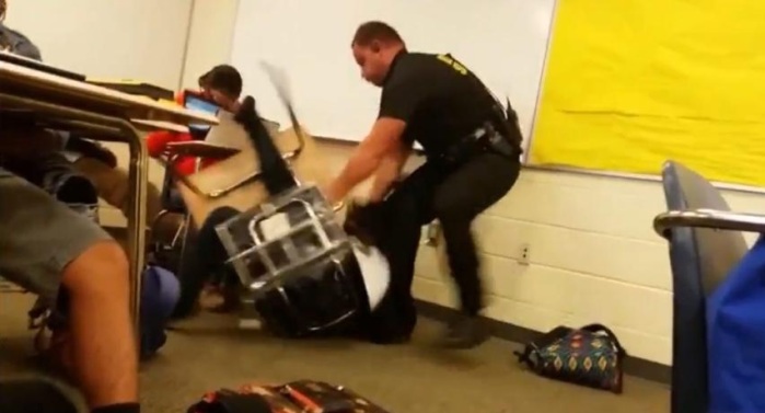 Conmoción por policía 'gringo' que derribó a alumna por mirar su celular