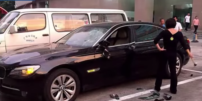 Mujer desata su ira contra lujoso auto de su marido: Lo pilló con otra