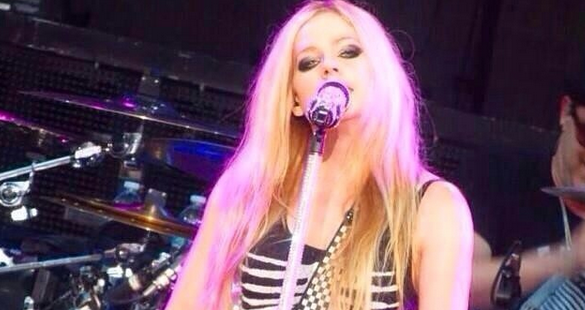 Blusa de Avril Lavigne le jugó mala pasada: Dejó ver más de la cuenta