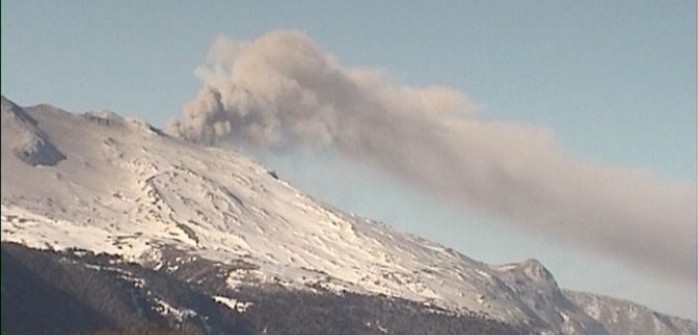 Aumenta expulsión de material del volcán Copahue pero alerta se mantiene en amarilla