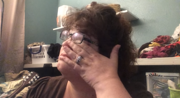 Madre bloguera que comparte cama con 5 hijos responde a las severas críticas