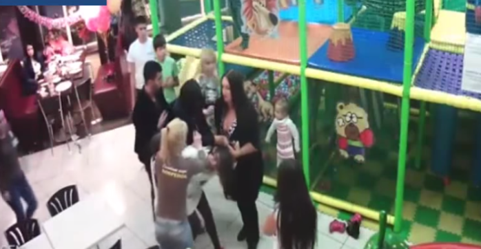 Inocente fiesta infantil termina en feroz pelea entre mamás