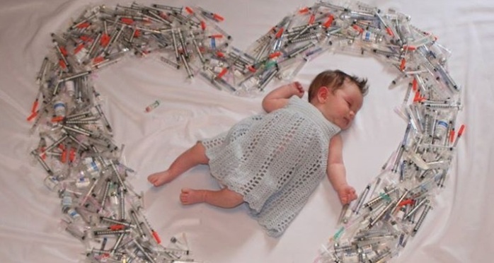 La emotiva razón por la que fotografiaron a esta bebé rodeada de jeringas