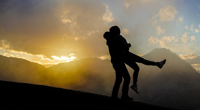 Lo que revela de tu relación la forma en que abrazas a la otra persona