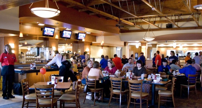 La guapa joven china que repleta la cafetería en que trabaja por su belleza