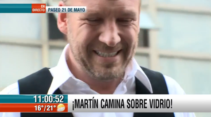 Martín superó el desafío: ¡Caminó descalzo sobre un pasillo de vidrios!