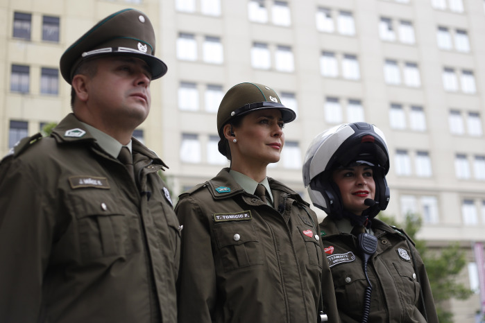 Tonka Tomicic cautivó a sus fanáticos vestida como carabinera en La Moneda