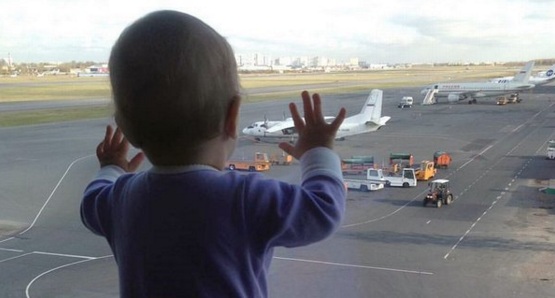 La trágica historia tras la foto viral de esta bebé: Fue víctima de accidente aéreo