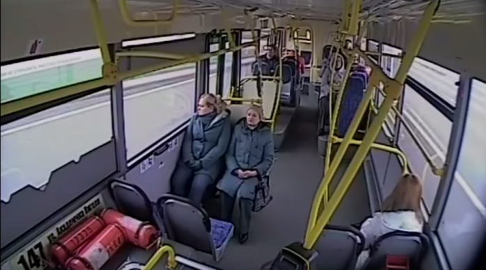 Chofer se durmió al volante y chocó: ¡Pasajeros “volaron” de sus asientos!