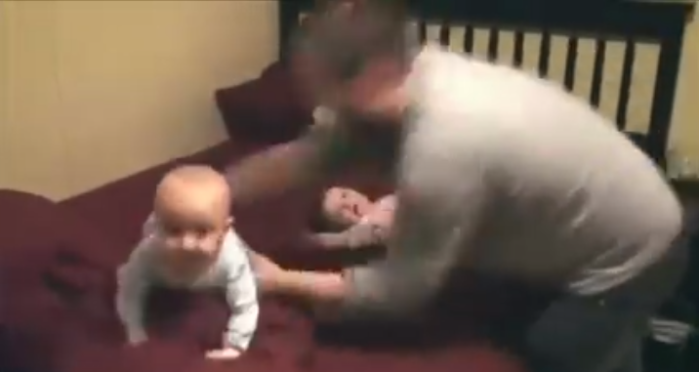 ¡Paciencia! Viral de papás mudando a sus revoltosos gemelos es furor en la web