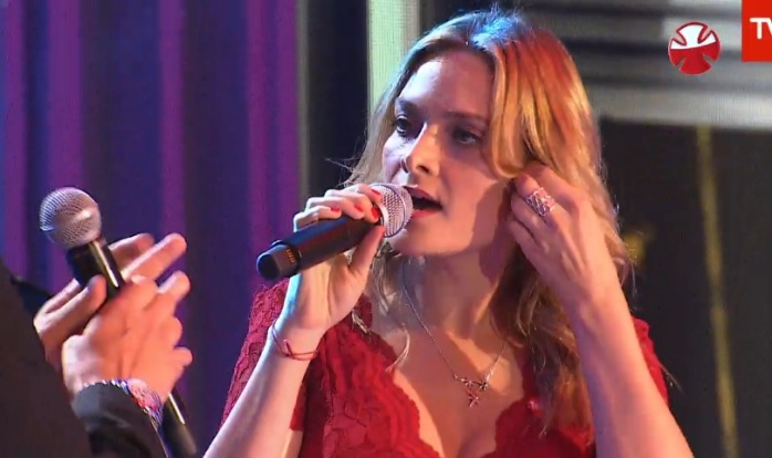Nicole sacó suspiros con corto vestido rojo: Cantó junto a los Ángeles Negros