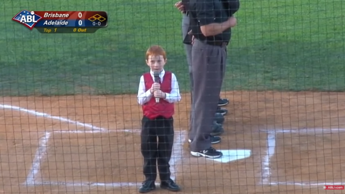 A este tierno niño le dio hipo cantando el himno de su país: Esto fue lo que hizo