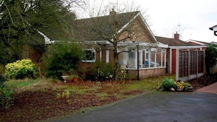 Macabro: Vecino descubre a hombre viendo la TV con el cadáver de su padre