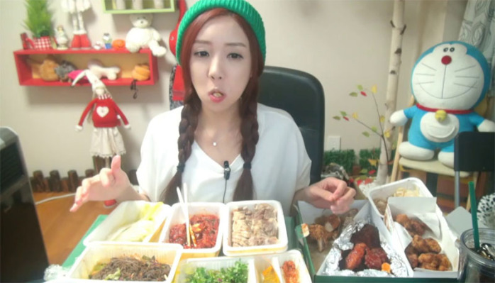 Muk-bang: La nueva tendencia que deja millones a jóvenes sólo por comer