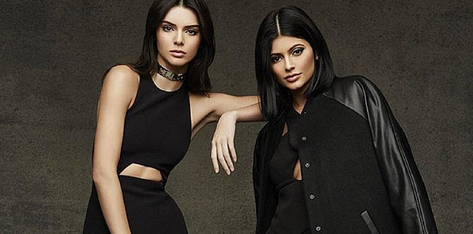 Kendall y Kylie Jenner encienden la red con coqueto beso en la boca