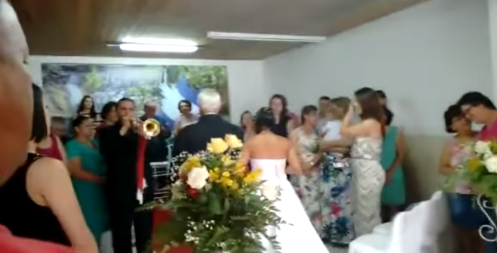 Vergüenza ajena: Trompetista arruina boda con desafinada interpretación