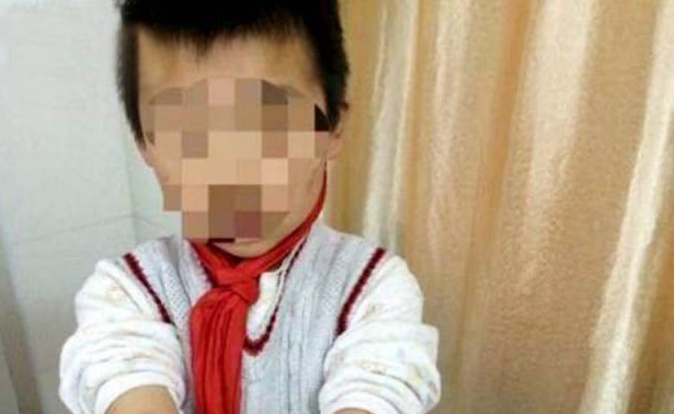 Encarcelan a madre china tras castigar cruelmente a su hijo por no acabar la tarea