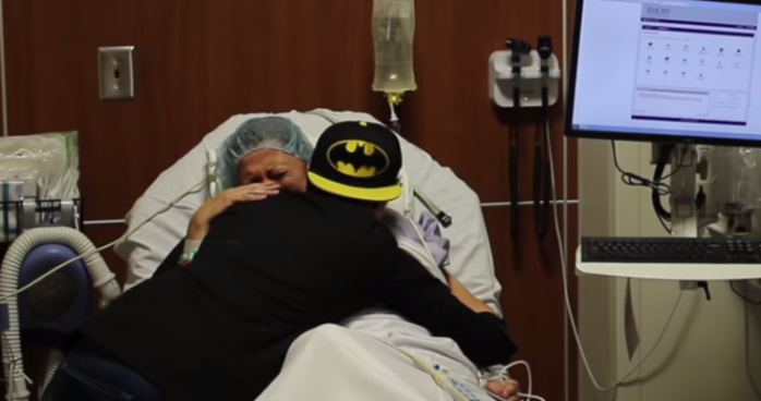 Youtuber viajó más de 6 mil kilómetros para sorprender a su madre enferma