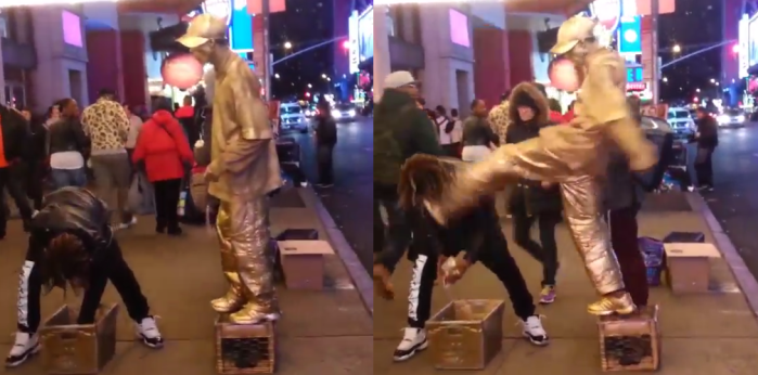 Hombre intentó robar a estatua humana en Nueva York: Esta fue su reacción