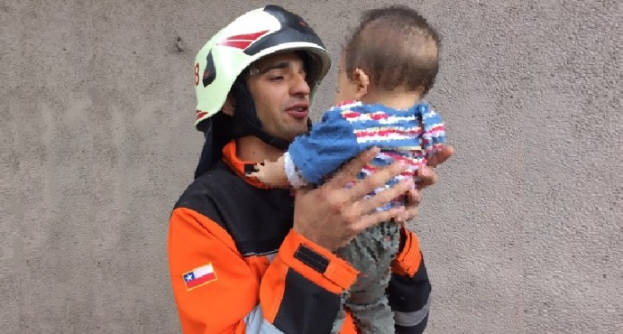 El tierno gesto de bombero para impedir que bebé viera a los heridos de choque