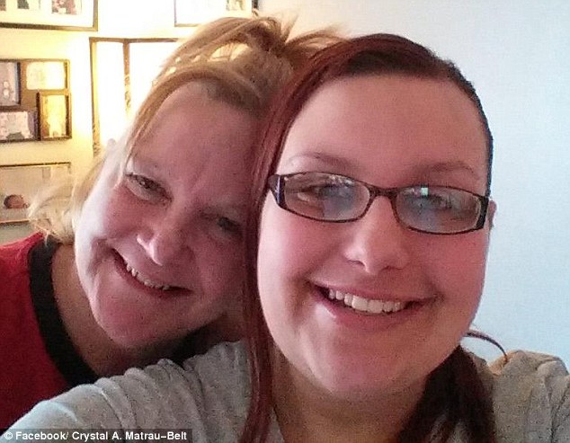 Crystal junto a su madre | AP