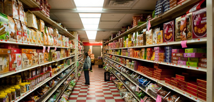 Joven fue expulsada de supermercado por indecoroso acto: Se sacó la ropa y tocó sus partes