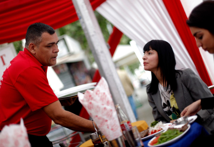 Estudio asegura que gastará más si lo atiende un mesero con sobrepeso