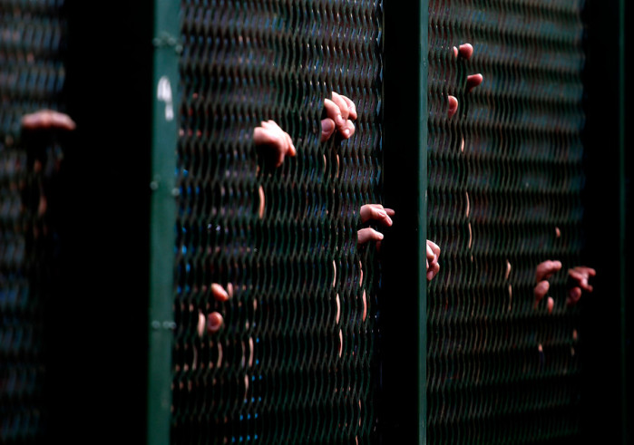 Joven drogado irrumpe en cárcel para 