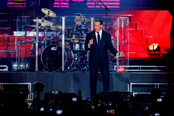 El íntimo regalo de una fanática chilena a Luis Miguel en pleno concierto