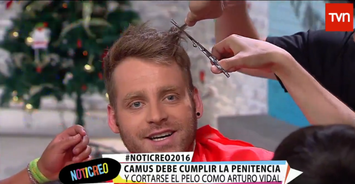 Felipe Camus cumple penitencia por mentir en Noticreo: Le hicieron corte de pelo terrible