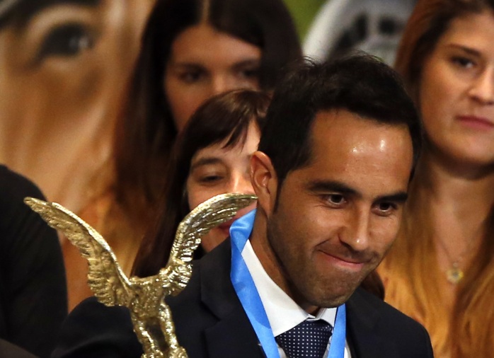Claudio Bravo es galardonado con el ‘Cóndor de Oro’ por ser el 'Mejor de los Mejores' 2015