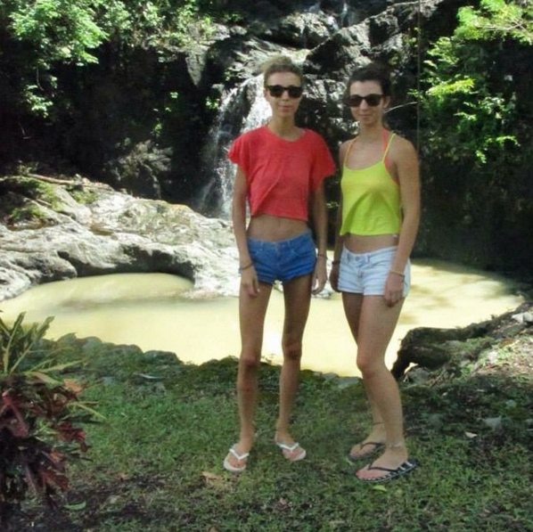 Así lucía Ella (a la izq.) en el verano de 2013