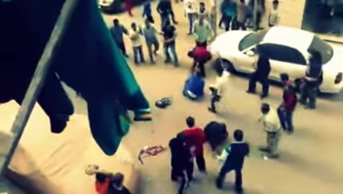 Transeúntes intentan linchar a hombre que golpeó a su esposa en la calle