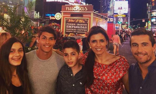 Hijo de Ivette Vergara celebra su regreso a Chile presumiendo su tonificado cuerpo