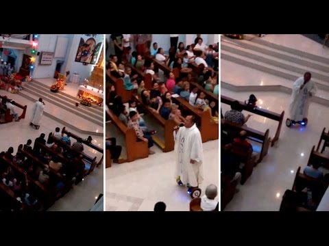 Cura practicó misa a bordo de un hoverboard, el aparato de moda: Fue suspendido