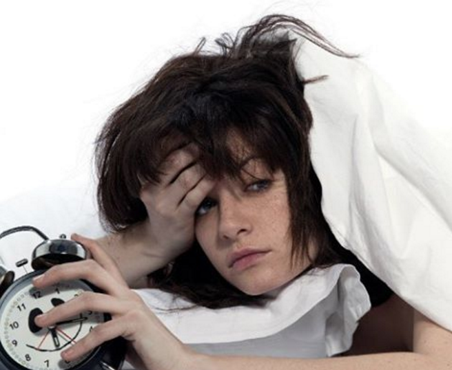 Nutricionista entrega tips para superar la molesta resaca de Año Nuevo