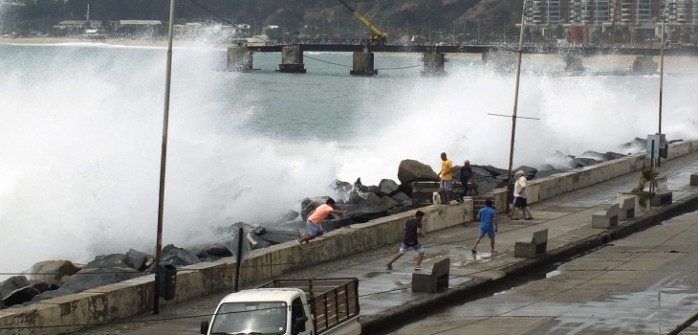 Hombre que fue arrastrado por marejadas en Viña del Mar apareció con vida