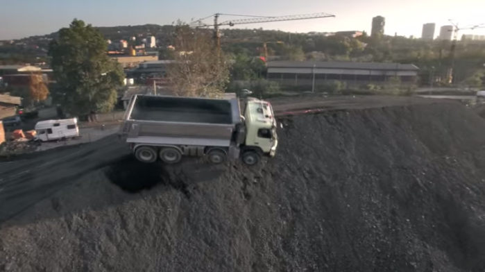 Esto es lo que ocurre cuando una niña de 4 años conduce un camión de carga