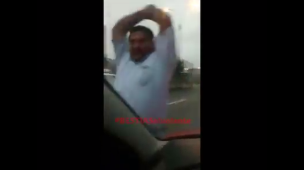 Así reaccionó un violento e imprudente taxista ante el reclamo de una mujer