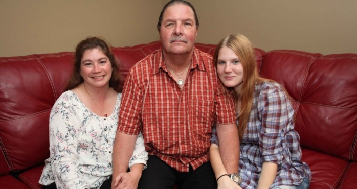 Pastor se casó con la adolescente que embarazó: Su otra esposa lo aprobó