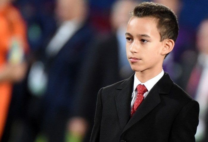 Nada de protocolo: Al pequeño príncipe de Marruecos no le gusta que le besen la mano