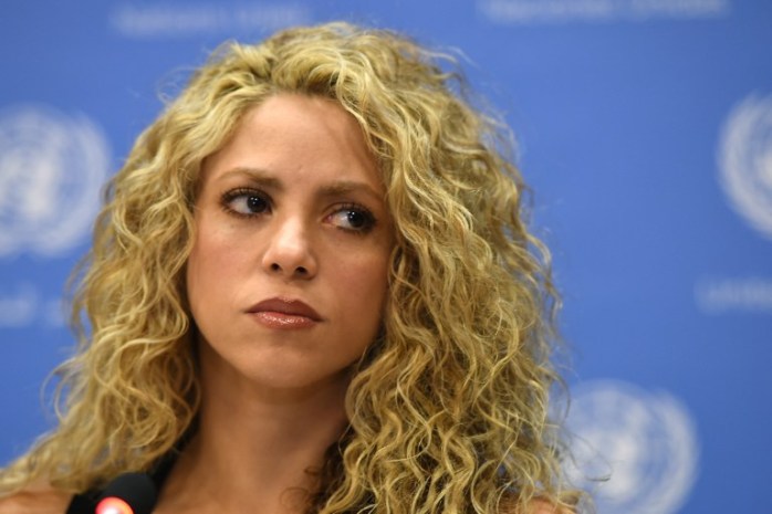 Shakira se suma a la moda de andar sin sostenes con sensual look en evento deportivo